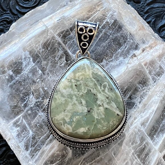 Green Opal Crystal Stone Jewelry Vintage Styled Pendant - Picture 1 of 8